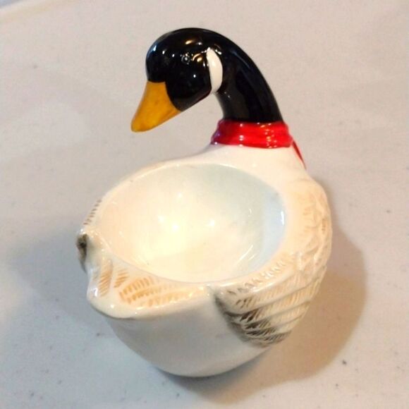 Set of 2 Ceramic Duck Novelty Egg Cups Black & White with Red Neckties - Picture 7 of 11